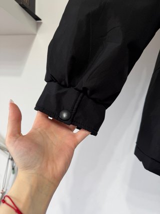 Abrigo negro con capucha y pelo