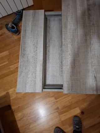 Mesa de comedor de madera y metal