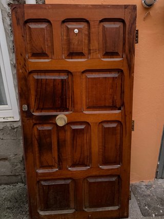 Puerta de entrada de madera