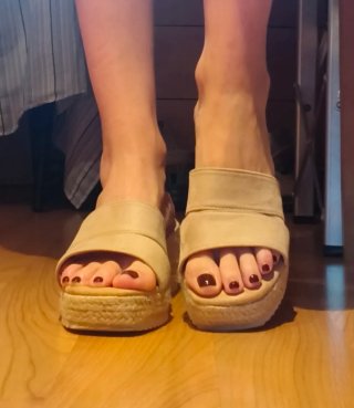 Sandalias cuña beige