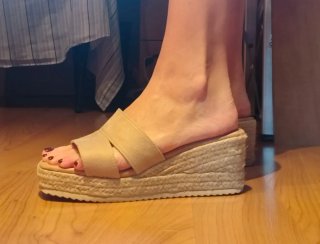 Sandalias cuña beige
