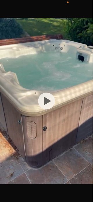 Jacuzzi Yacuzi exterior