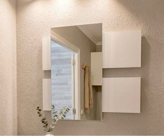 Lámpara de techo y espejo decorativo