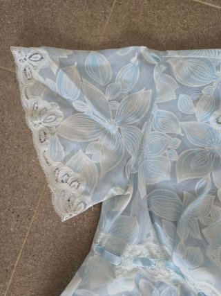 Bata de lencería floral azul y blanco