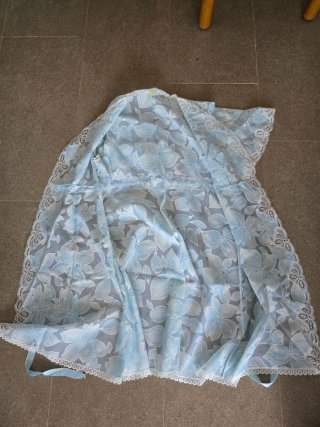 Bata de lencería floral azul y blanco