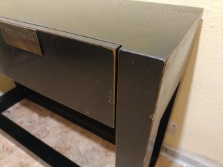 Mueble recibidor negro y dorado