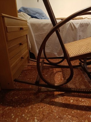 Mecedora de madera y ratán