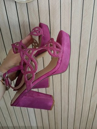 Zapatos de tacón rosa con pedrería