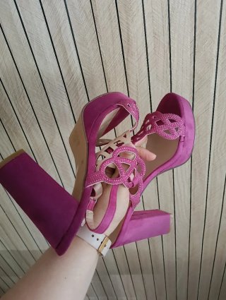 Zapatos de tacón rosa con pedrería