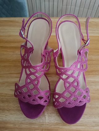 Zapatos de tacón rosa con pedrería