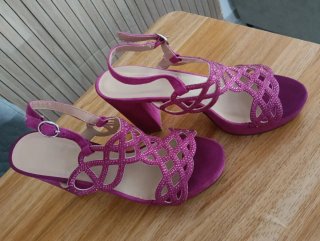 Zapatos de tacón rosa con pedrería