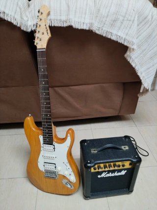 Guitarra Eléctrica Aria + Amplificador Marshall