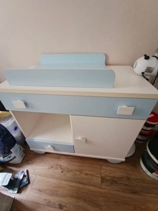 Cambiador de bebé azul y blanco