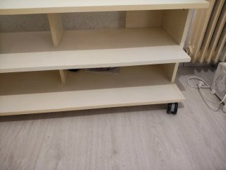 Estantería TV con ruedas, con varias baldas.