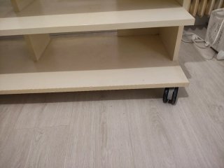 Estantería TV con ruedas, con varias baldas.