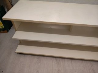 Estantería TV con ruedas, con varias baldas.