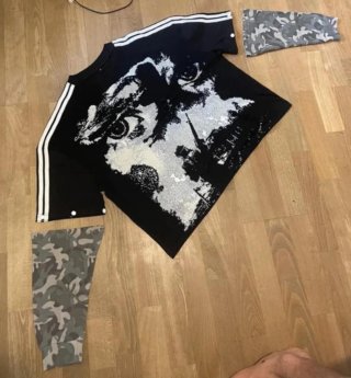 Maglietta nera con stampa grafica e maniche camouf