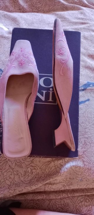 Zapatos de tacón rosa bordados