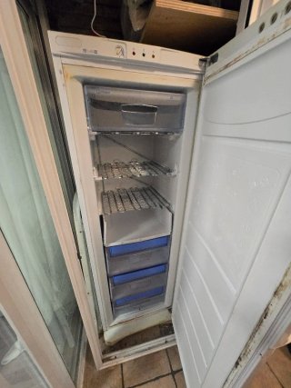 Gratis Congelador vertical Indesit