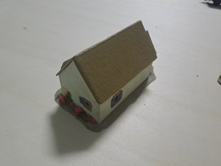 2 Casette in miniatura con tetto in paglia