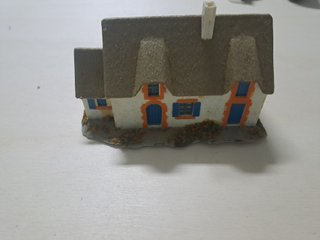 2 Casette in miniatura con tetto in paglia