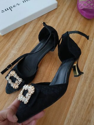 Zapatos de tacón fino negros con pedrería