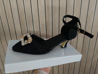 Zapatos de tacón fino negros con pedrería