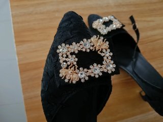 Zapatos de tacón fino negros con pedrería