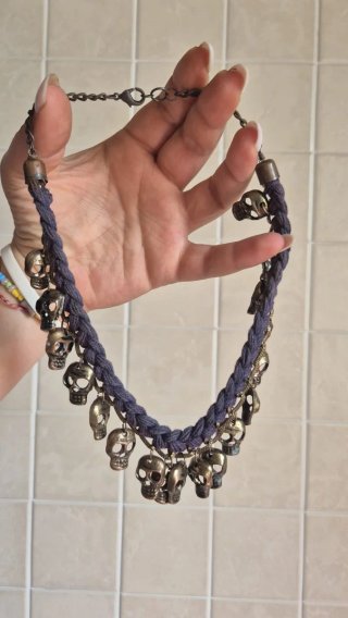 Collana con teschi dorati e cordino viola