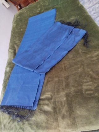 Echarpe azul con flecos