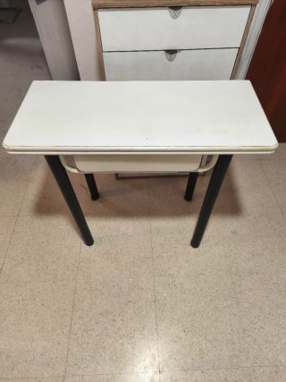 Mesa de cocina blanca con cajón