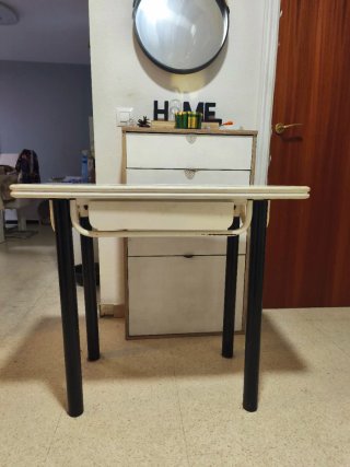 Mesa de cocina blanca con cajón