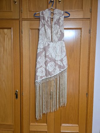 Vestido de fiesta con flecos