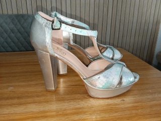 Zapatos de tacón dorados y plateados