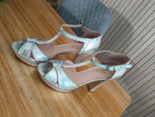 Zapatos de tacón dorados y plateados