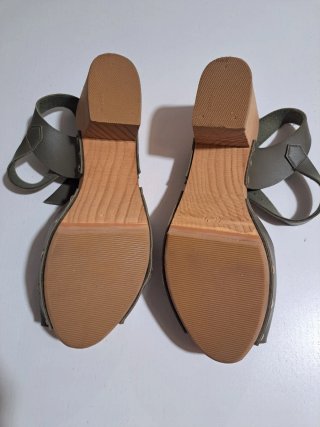 Sandalias de madera verde.