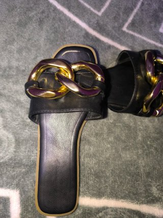 Chanclas negras con cadena dorada