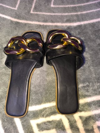 Chanclas negras con cadena dorada