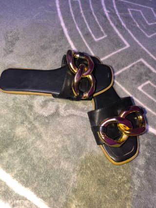 Chanclas negras con cadena dorada