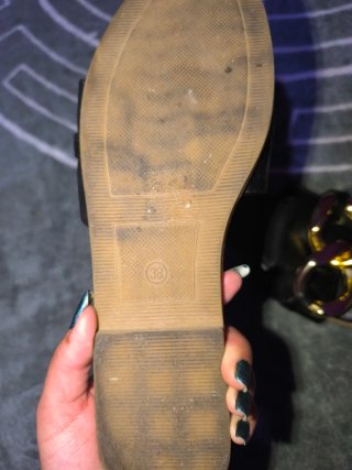 Chanclas negras con cadena dorada
