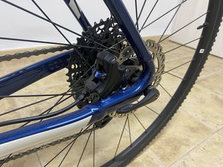 Bicicleta Gravel Giant Azul y Blanca