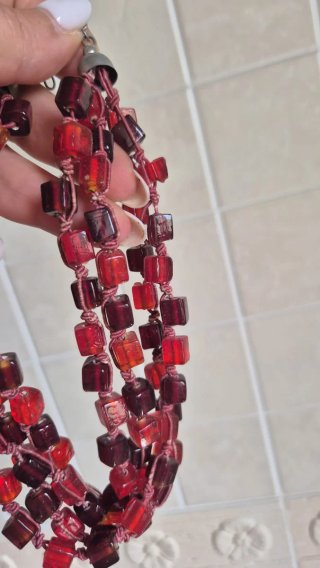 Collana con perline rosse