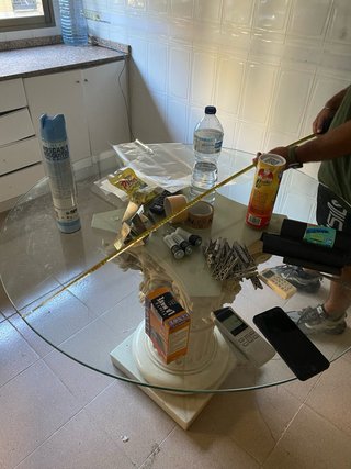 Mesa redonda de cristal.