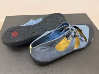 Manoletinas Camper Talla 38 Azul/Negro