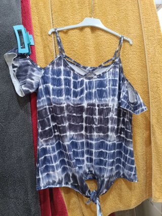 Camiseta sin hombros con nudo