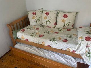 Cama nido de madera con cojines