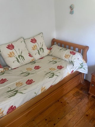 Cama nido de madera con cojines