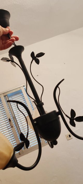 Lámpara de forja negra con tulipas