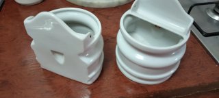 2 Especieros de porcelana blancos