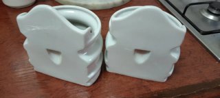 2 Especieros de porcelana blancos
